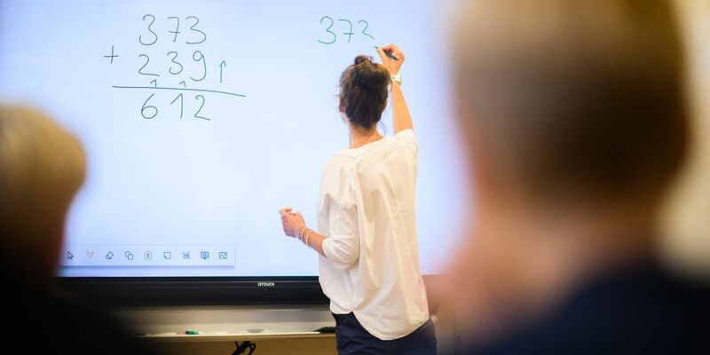 Insbesondere Frauen reduzieren häufig ihre Arbeitszeit: Bei Lehrerinnen war die Teilzeitquote mit 49,9 Prozent mehr als doppelt so hoch wie bei ihren männlichen Kollegen. - Foto: Julian Stratenschulte/dpa
