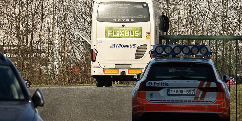 Die Behörden stoppten den Flixbus nahe der Stadt Gent. - Foto: James Arthur Gekiere/Belga/dpa