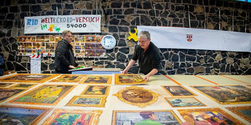 Hans-Josef Schaadt legt letzte Hand an sein Rekord-Puzzle. - Foto: Laszlo Pinter/dpa