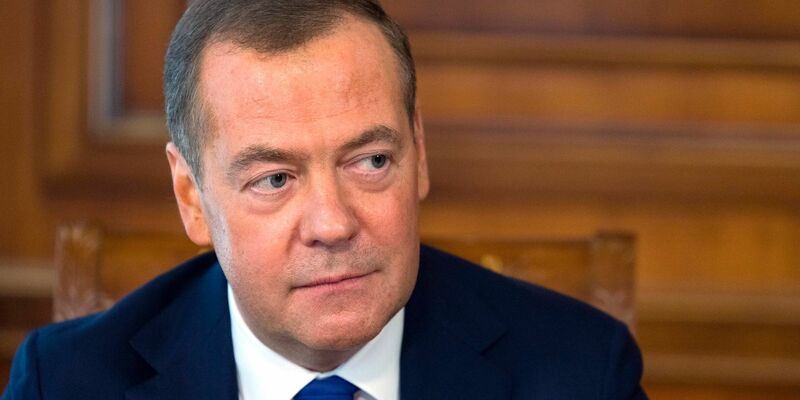 Bereits mehrfach mit dem Einsatz von Atomwaffen gedroht: Dmitri Medwedew. - Foto: Ekaterina Shtukina/Sputnik/AP/dpa