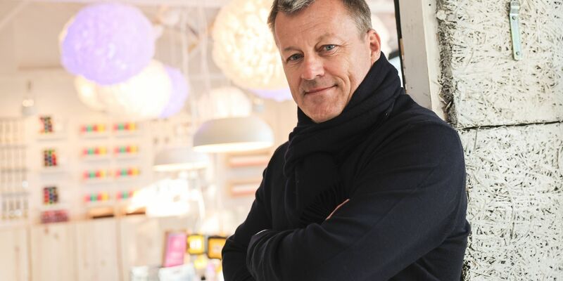 Ikea-Chef Jesper Brodin spricht über Preissenkungen beim schwedischen Möbelhaus. - Foto: Oliver Berg/dpa