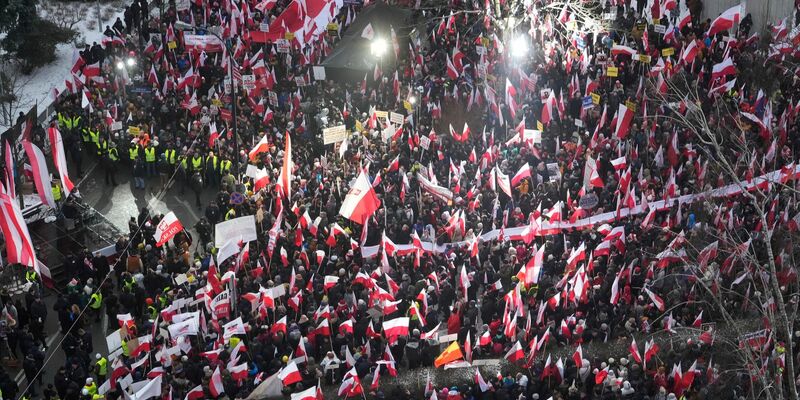 «Hier ist Polen, kein Tuskoland»: Protestierende in Warschau. - Foto: Czarek Sokolowski/AP/dpa