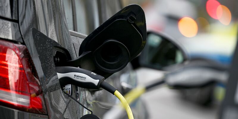 Autobauer wehren sich gegen EU-Sonderzölle. (Archivbild) - Foto: Marijan Murat/dpa