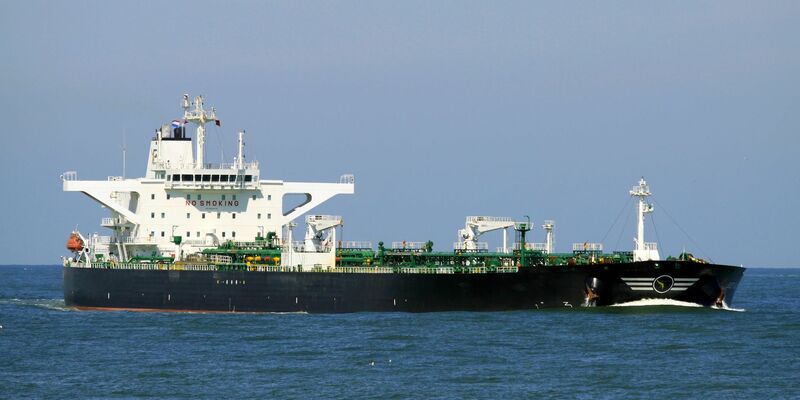 Soll mit erhöhter Geschwindigkeit in Richtung Iran unterwegs gewesen sein: Der Rohöltanker «St. Nikolas». - Foto: Dietmar Hasenpusch/Photo-Productions/dpa