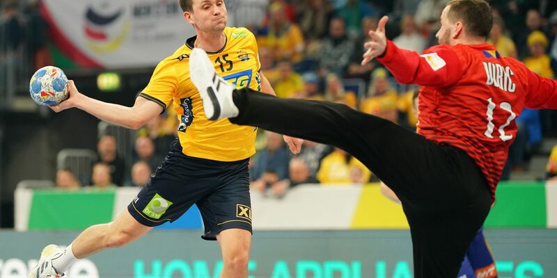 Mit neun Toren der beste Werfer der Schweden beim Sieg gegen Bosnien-Herzegowina: Hampus Wanne (l). - Foto: Uwe Anspach/dpa
