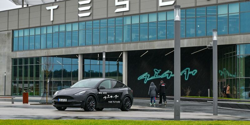 Tesla musste die Produktion in Grünheide bei Berlin für mehrere Tage weitgehend stoppen. - Foto: Patrick Pleul/dpa