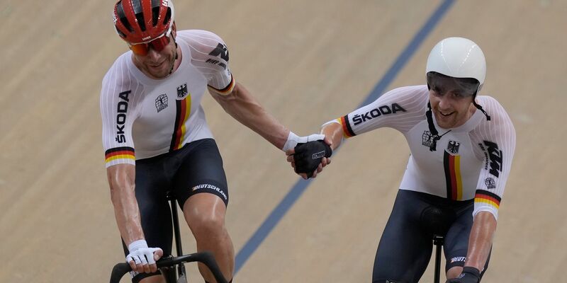 Roger Kluge (l) und Theo Reinhardt gewannen zum dritten Mal in Serie den Madison-EM-Titel. - Foto: Dita Alangkara/AP/dpa/Archivbild