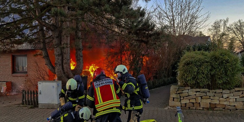 FW-MK: PKW-Brand greift auf Wohnhaus über - Foto: presseportal.de
