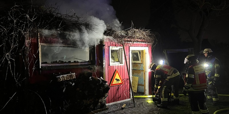 FW-WRN: FEUER_2 - LZ1 - Sauna brennt im Garten - Foto: presseportal.de