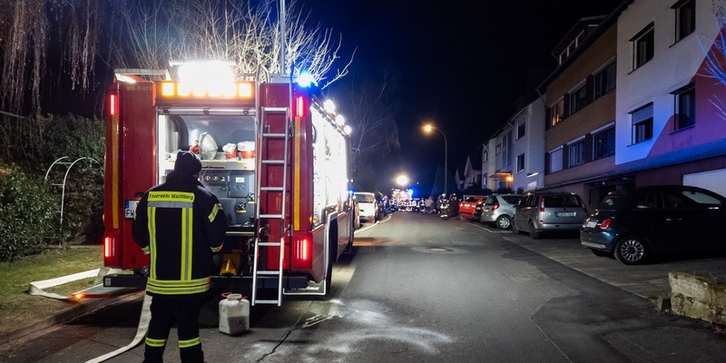 FW Wachtberg: Kaminbrand entwickelt sich schnell zu Dachstuhlbrand in Wachtberg-Niederbachem - Foto: presseportal.de