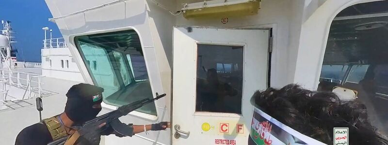 Seit Ausbruch des Gaza-Krieges greifen die Huthi-Rebellen immer wieder Schiffe im Roten Meer an - wie hier das Frachtschiff «Galaxy Leader» im November 2023. Nun haben die USA und Großbritannien Stellungen der Huthi im Jemen angegriffen. Die Rebellen kündigten Rache an. - Foto: ---/Houthi Military Media Center/dpa