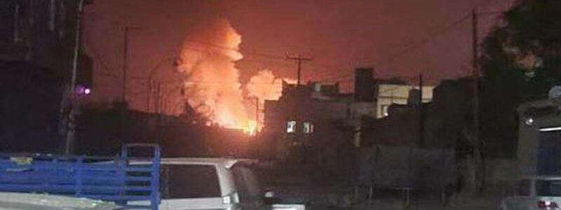 Feuer und Rauch nach einem Luftangriff in der Nähe von Sanaa im Jemen. - Foto: Uncredited/XinHua/dpa
