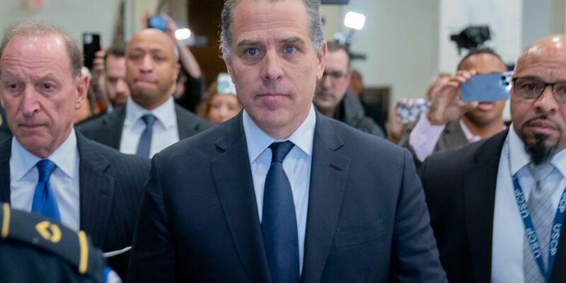 Gegen Hunter Biden (M) wurde im Dezember wegen mehrerer Steuerdelikte Anklage erhoben. - Foto: Jose Luis Magana/FR159526 AP /dpa