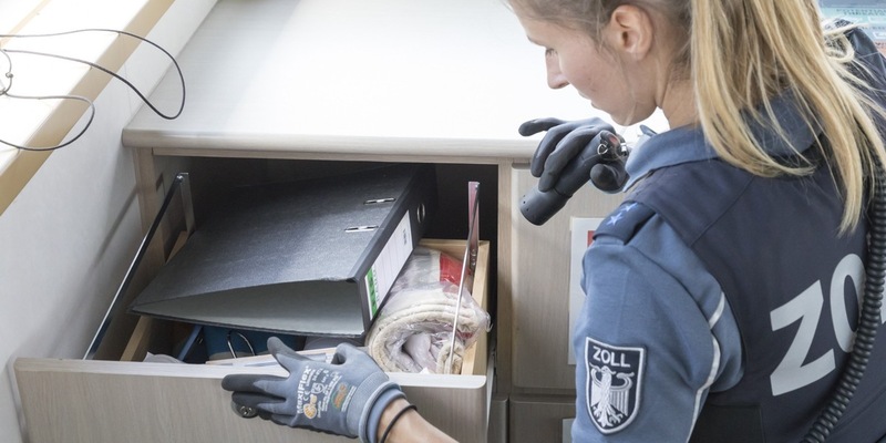 HZA-DU: Einsatz in Tattoo-Studios - Finanzkontrolle Schwarzarbeit (FKS) ermittelt - Foto: presseportal.de