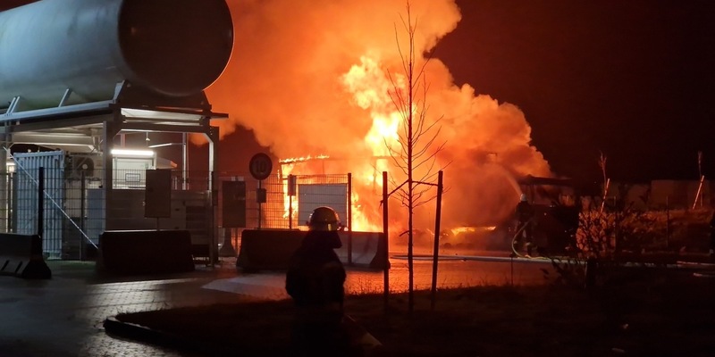 POL-OS: Rieste: LKW geriet in Vollbrand - Brandgeruch weckte schlafenden Fahrer - Foto: presseportal.de