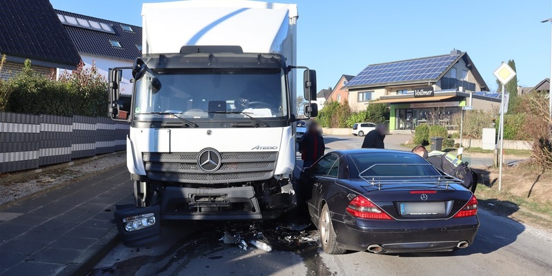 POL-HF: Verkehrsunfall mit Personenschaden- Zusammenstoß im Gegenverkehr - Foto: presseportal.de