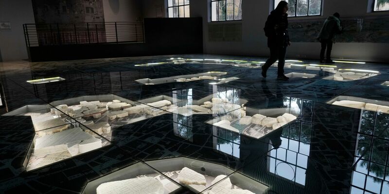 Die riesige Marmorkarte (Forma Urbis Romae) des antiken Roms im Archäologischen Park des Museums Monte Celio. - Foto: Gregorio Borgia/AP/dpa