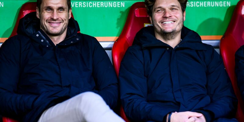 BVB-Sportdirektor Sebastian Kehl (l) und Trainer Edin Terzic hoffen auf einen erfolgreichen Start ins neue Jahr. - Foto: Tom Weller/dpa