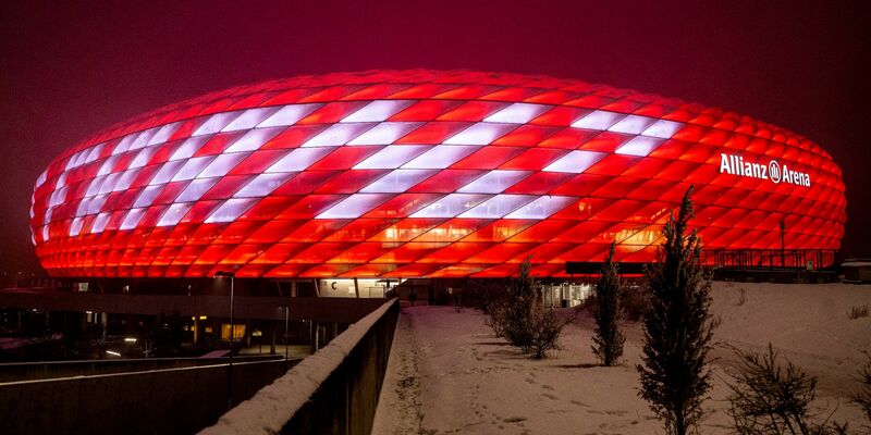 Die Allianz Arena ist mit dem Schriftzug «Danke Franz», in Erinnerung an den gestorbenen Franz Beckenbauer, beleuchtet. - Foto: Lennart Preiss/dpa