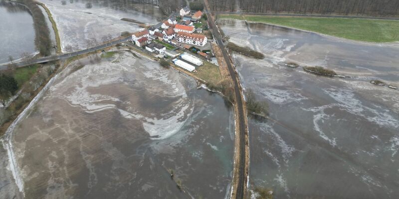 Überschwemmt und anschließend gefroren: Eine Bahnstrecke bei Nidderau-Eichen in Hessen. - Foto: Arne Dedert/dpa