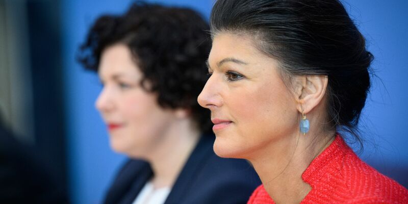 Die Bundestagsabgeordnete Sahra Wagenknecht ist in einer Doppelspitze mit der früheren Chefin der Linksfraktion, Amira Mohamed Ali (l), zur Vorsitzenden des Bündnis Sahra Wagenknecht gewählt worden. - Foto: Bernd von Jutrczenka/dpa