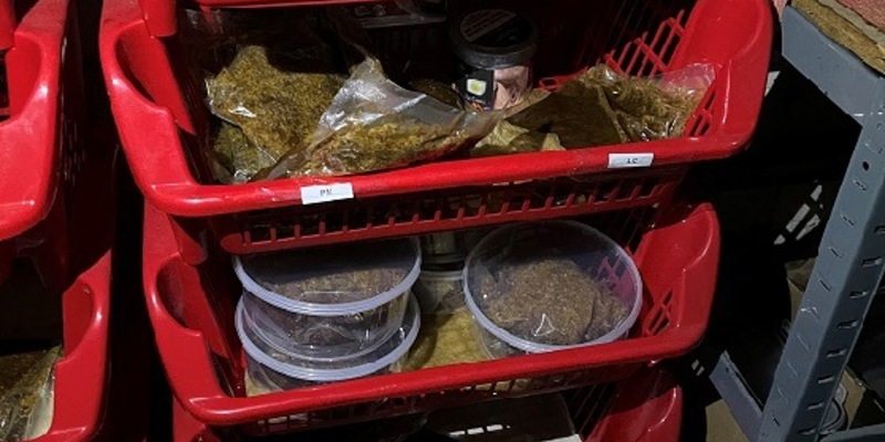 HZA-B: Zoll und Polizei stellen 75 kg Wasserpfeifentabak sicher - Zoll Berlin findet versteckten Tabak in Wand von Shisha Bar - - Foto: presseportal.de