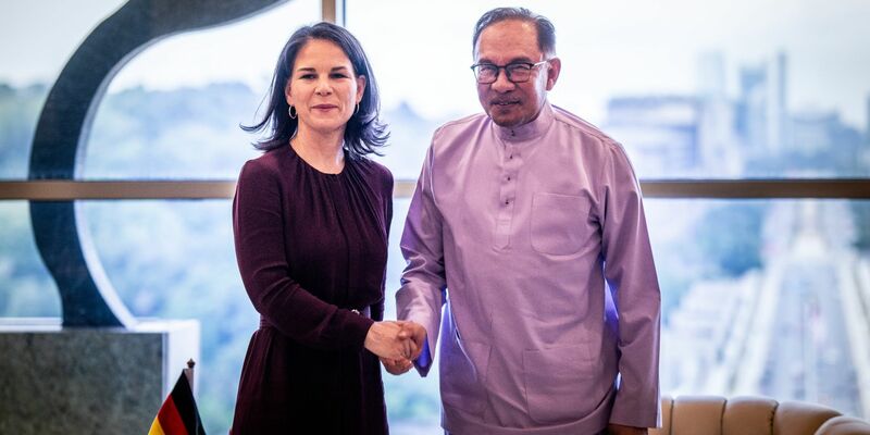 Bundesaußenministerin Annalena Baerbock wird in Kuala Lumpur vom malaysischen Ministerpräsidenten Anwar Ihrahim empfangen. - Foto: Michael Kappeler/dpa