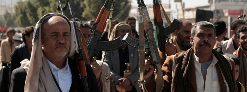 Neu rekrutierte Huthi-Kämpfer halten bei einer Zeremonie am Ende ihrer Ausbildung Waffen hoch und rufen Parolen. - Foto: Osamah Yahya/ZUMA Press Wire/dpa