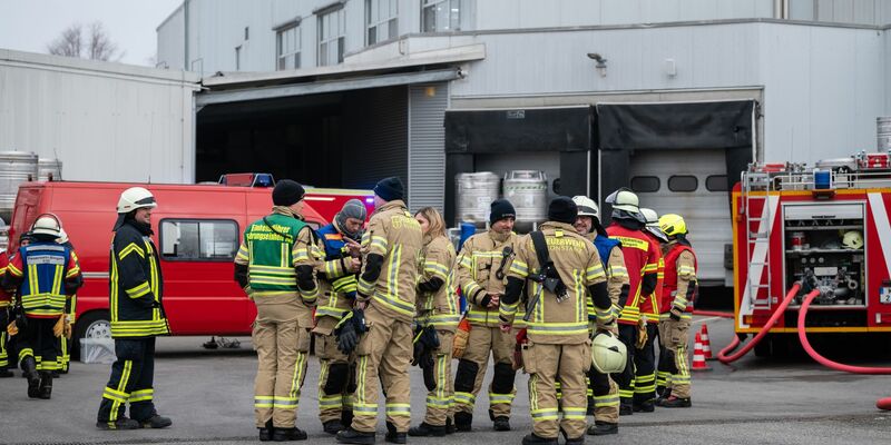 Einsatzkräfte der Feuerwehr auf dem Gelände der Firma in Konstanz. - Foto: Silas Stein/dpa