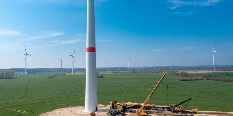 Eine Windkraftanlage im Aufbau. - Foto: Jens Büttner/dpa