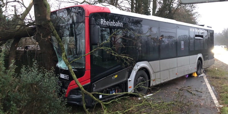 POL-ME: Mehrere Personen nach Busunfall verletzt - Ratingen - 2401054 - Foto: presseportal.de