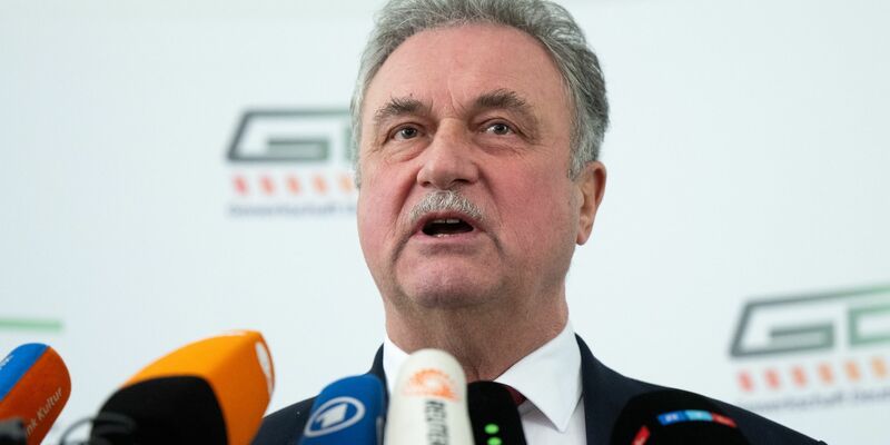 GDL-Chef Claus Weselsky gibt nach dem Ende des Streiks eine Pressekonferenz. - Foto: Monika Skolimowska/dpa