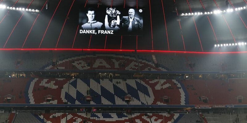 Die Partie der Bayern gegen Hoffenheim steht ganz im Zeichen des Gedenkens an den am Sonntag gestorbenen Franz Beckenbauer. - Foto: Daniel Löb/dpa