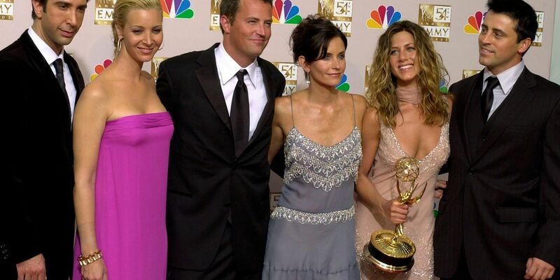 Sie sind «Friends»: David Schwimmer (l-r), Lisa Kudrow, Matthew Perry, Courteney Cox, Jennifer Aniston und Matt LeBlanc. In Großbritannien sind nun Drehbücher zur Kultserie für 22.000 Pfund (umgerechnet 25.600 Euro) versteigert worden. - Foto: Reed Saxon/AP/dpa