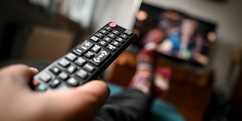 Die Zahl der TV-Zuschauer ist auch am populären Fernsehabend Sonntag deutlich rückläufig. - Foto: Britta Pedersen/dpa-Zentralbild/dpa