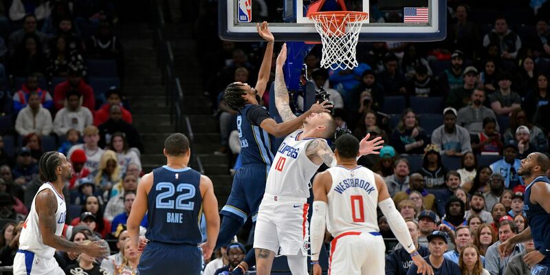 Daniel Theis (2.v.r.) versucht, einen Wurf von Ziaire Williams zu verteidigen. - Foto: Brandon Dill/FR171250 AP/AP