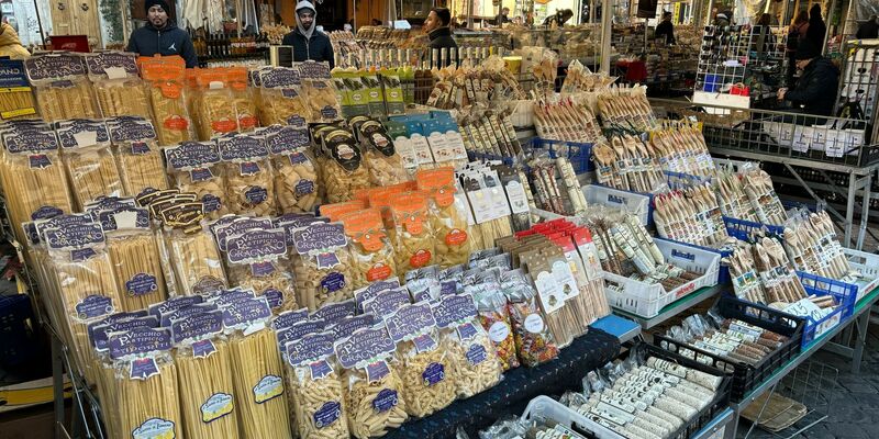 Markt in Rom: Verschiedene Nudelsorten werden auf dem Campo de' Fiori angeboten. - Foto: Robert Messer/dpa