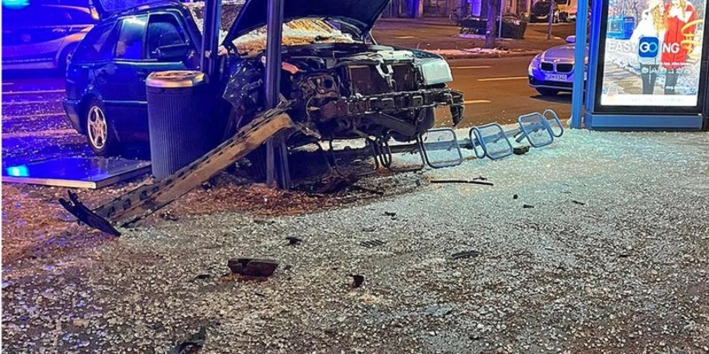 FW-M: Auto fährt in Tramhaltestelle (Maxvorstadt) - Foto: presseportal.de