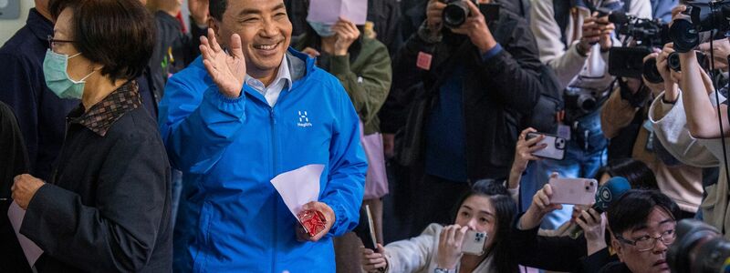 Präsidentschaftskandidat Hou Yu-ih winkt bei seiner Ankunft in einem Wahllokal. - Foto: Louise Delmotte/AP