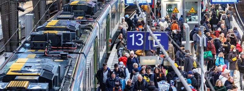 Nach dem mehrtägigen GDL-Streik beginnt sich der Betrieb im Hamburger Hauptbahnhof wieder zu normalisieren. - Foto: Markus Scholz/dpa