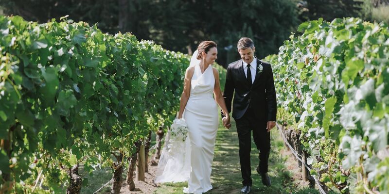 Die ehemalige neuseeländische Premierministerin Jacinda Ardern mit ihrem Ehemann Clarke Gayford bei ihrer Hochzeit auf dem Weingut Craggy Range in Hawke's Bay. - Foto: Felicity Jean Photography/FELICITY JEAN PHOTOGRAPHY/AAP/dpa