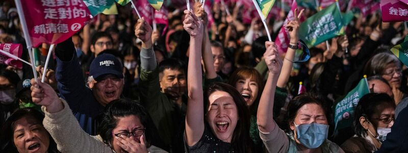 Die Menschen jubeln  bei einer Kundgebung der Demokratischen Fortschrittspartei. - Foto: Louise Delmotte/AP/dpa