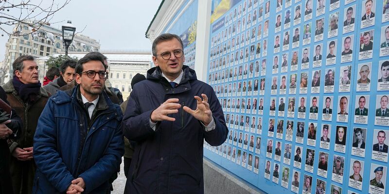 Dmytro Kuleba (r) und Stéphane Séjourné besuchen in Kiew die Gedenkmauer der gefallenen Soldaten der Ukraine. - Foto: Efrem Lukatsky/AP/dpa