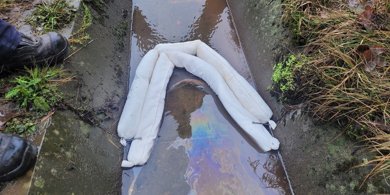 FW-ROW: Öl läuft in die Lehrde - Foto: presseportal.de