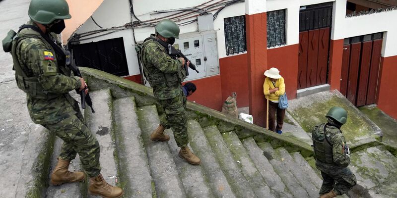 Soldaten patrouillieren in einem Wohngebiet im Süden von Quito. - Foto: Dolores Ochoa/AP