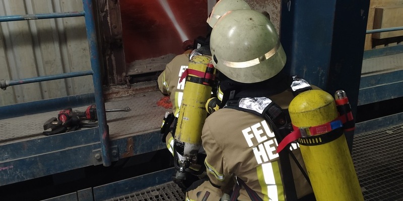 FW Helmstedt: Feuer in der Müllverbrennungsanlage Buschhaus - Foto: presseportal.de