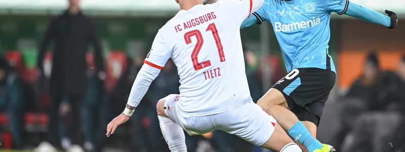 Florian Wirtz (r) kam bei Leverkusens Sieg in Augsburg erst in der zweiten Halbzeit ins Spiel. - Foto: Harry Langer/dpa