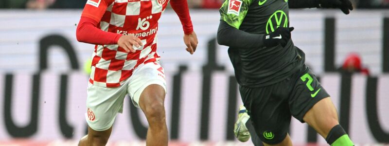 Wolfsburgs Torschütze Vaclav Cerny (r) im Laufduell mit dem Mainzer Phillip Mwene. - Foto: Torsten Silz/dpa