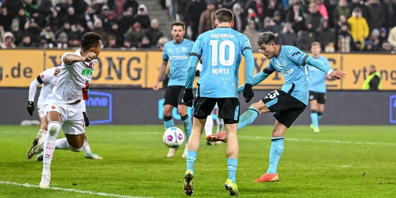 Exequiel Palacios (r) schoss Leverkusen in der Nachspielzeit zum Sieg. - Foto: Harry Langer/dpa