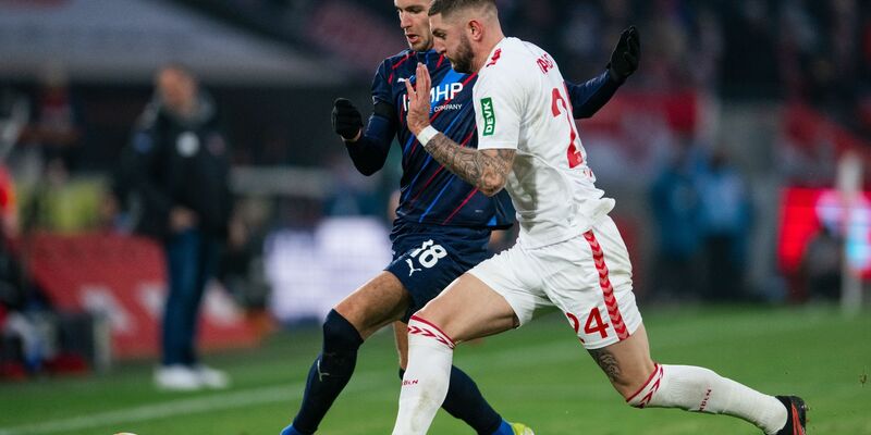 Kölns Julian Chabot (r) im Zweikampf mit Heidenheims Marvin Pieringer. - Foto: Marius Becker/dpa